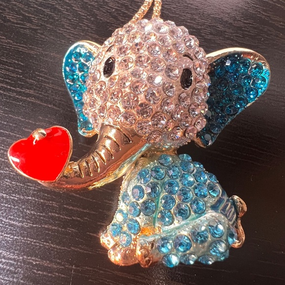 🐘 NWT! Blue Rhinestone Elephant Delivering ❤️ Necklace - Picture 1 of 8